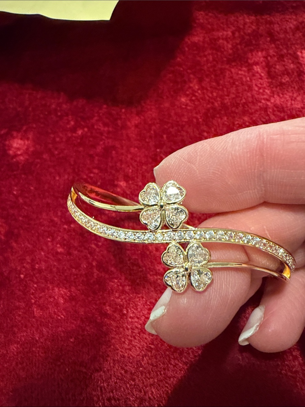 Vintage but like new gold-Tone Double Band Clover Bracelet w Clear rhinestones